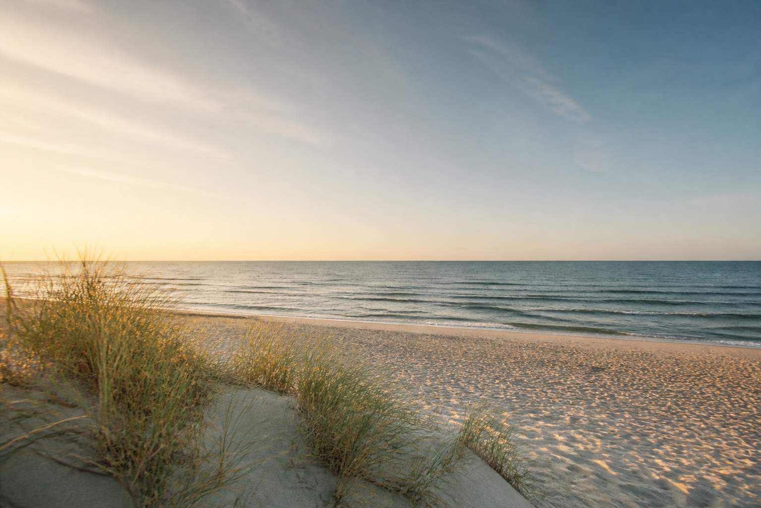 Spokojna plaża i wydmy nad Bałtykiem